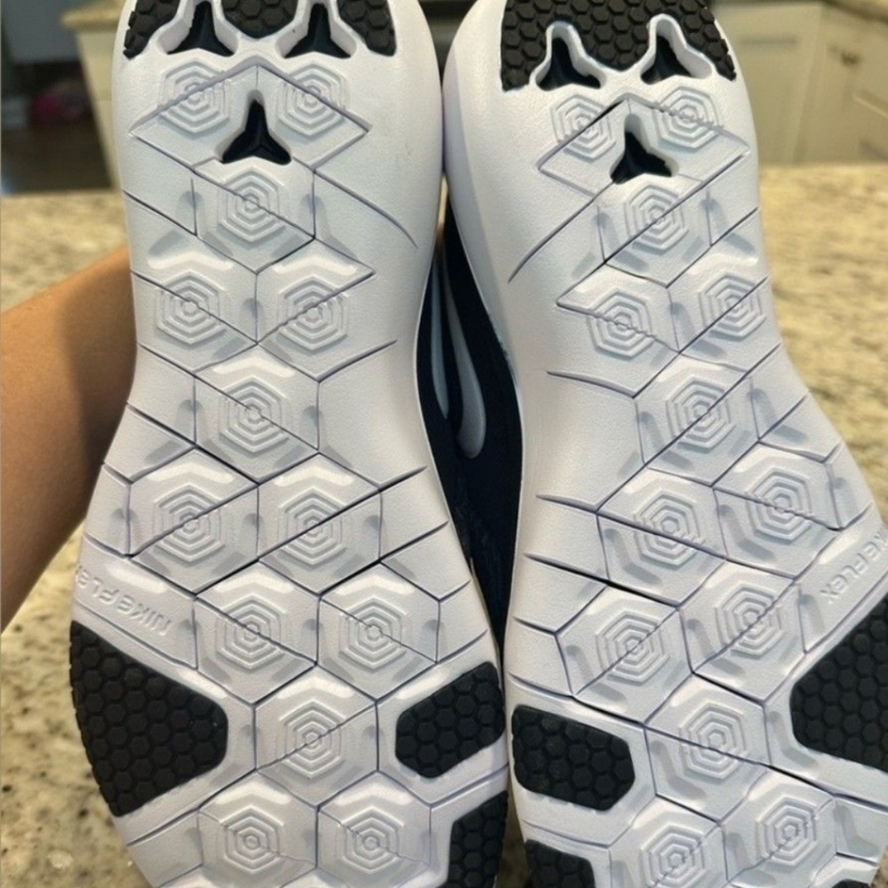 Nike Women's Black and White Athletic Shoes - Picture 3 of 4